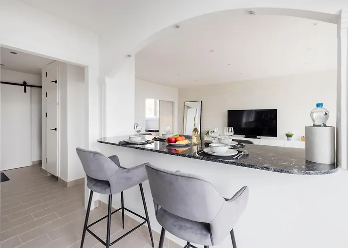 Tranquil Hideaway On Gellert Hill With Parking *