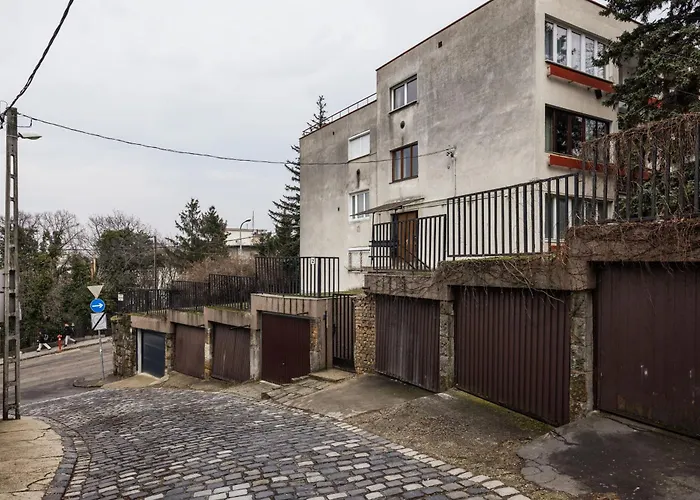 Tranquil Hideaway On Gellert Hill With Parking