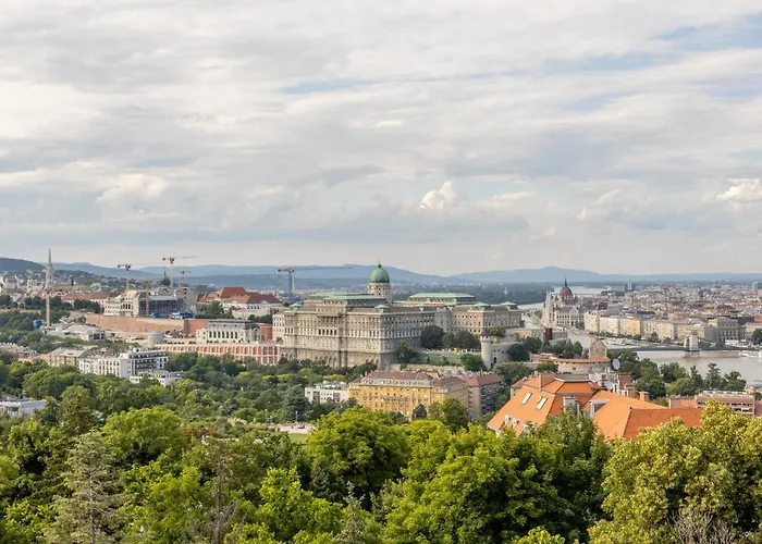 Tranquil Hideaway On Gellert Hill With Parking
