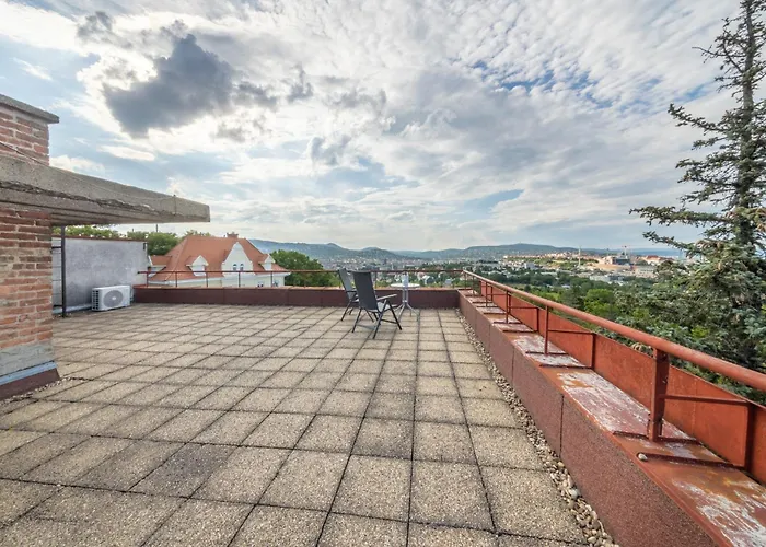 Tranquil Hideaway On Gellert Hill With Parking Διαμέρισμα