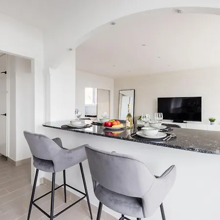 Tranquil Hideaway On Gellert Hill With Parking *