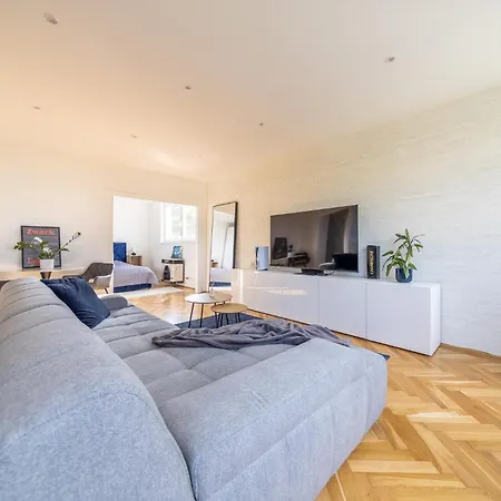 Tranquil Hideaway On Gellert Hill With Parking Апартаменты *