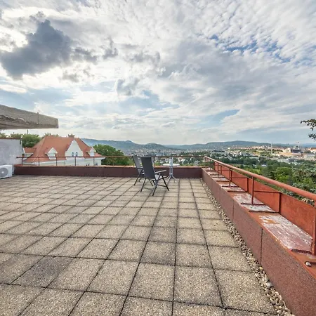 Tranquil Hideaway On Gellért Hill With Parking Appartamento
